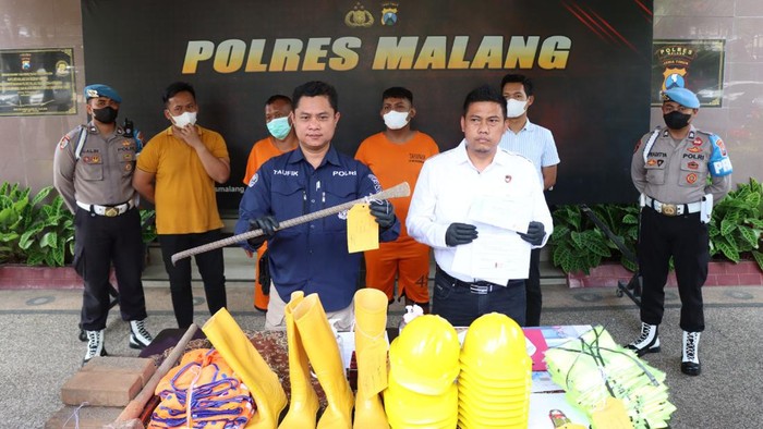 Konferensi pers pelaku perusakan stadion Kanjuruhan