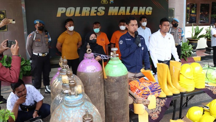 Konferensi pers pelaku perusakan stadion Kanjuruhan