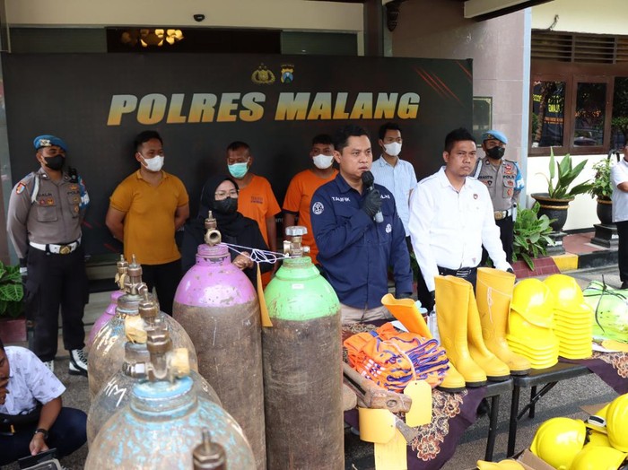 Konferensi pers pelaku perusakan stadion Kanjuruhan