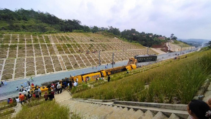 Korban kecelakaan proyek kereta cepat berjumlah dua orang tewas. Kecelakaan proyek Kereta Cepat Jakarta Bandung (KCJB) terjadi pada Minggu (18/12/2022).