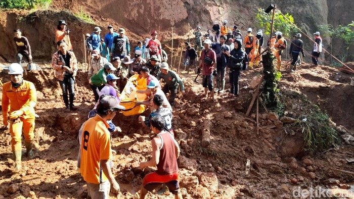 Korban longsoran tebing di Dusun Ciseupan, Desa Sindulang, Kecamatan Cimanggung, Kabupaten Sumedang ditemukan tim SAR Gabungan dalam kondisi meninggal dunia, Selasa (20/12/2022) pagi.