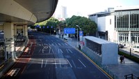 Sebuah jalan utama tampak kosong di Shanghai, China, Senin (19/12/2022). (Reuters/Aly Song)  