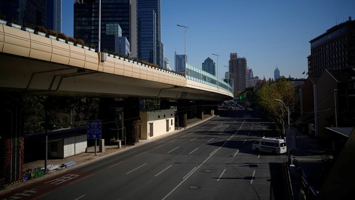 Kota Shanghai yang Super Sibuk Mendadak Sepi, Ada Apa? An empty main road is pictured, as coronavirus disease (COVID-19) outbreaks continue in Shanghai, China, December 19, 2022. REUTERS/Aly Song