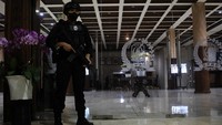 Penggeledahan mendapat penjagaan dari Brimob.