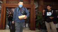 Penyidik KPK berjalan keluar usai melakukan penggeledahan di Gedung DPRD Jawa Timur, Surabaya, Jawa Timur, Senin (19/12/2022) malam.