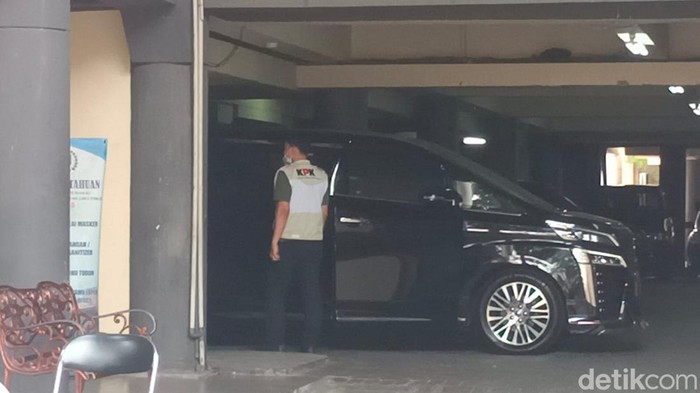 KPK geledah mobil sahat di dprd jatim