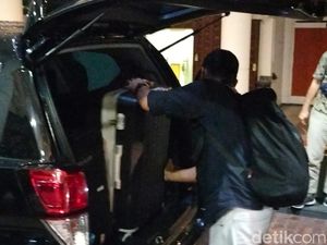 Obok-Obok DPRD Jatim 7 Jam, KPK Bawa Koper dan Ransel-Pantau Kasubbag Sekwan
