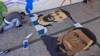 Pozhegu saat menyelesaikan detail terakhir mozaik wajah Messi.
