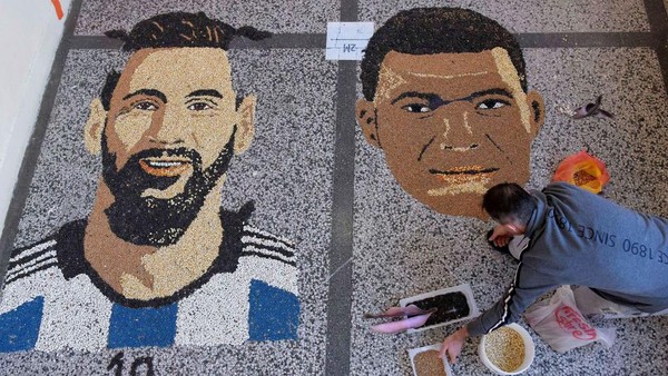 Uniknya Pozhegu membuat wajah kedua pemain bintang sepakbola tersebut dari biji-bijian.  