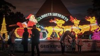 Pemasangan lampion tersebut untuk memeriahkan perayaan Natal dan Tahun Baru di Kota Solo.