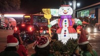 Lampion dekorasi bertema Natal ini jadi tempat warga berswafoto.