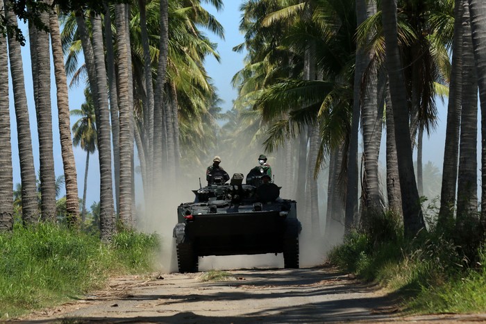 Prajurit United States Marines Corps (USMC) Reconnaissance melaksanakan Terjun Tempur pada Latihan Coperation Afload Readiness And Training (CARAT) bersama Prajurit Batalyon Intai Amfibi (Yontaifib) Korps Marinir TNI AL di Pusat Latihan Tempur (Puslatpur) Marinir 5 Baluran, Situbondo, Jawa Timur, Minggu (18/12/2022). Latihan bersama pasukan elit Indonesia dan Amerika Serikat yang digelar selama 10 hari itu selain untuk berbagi teknik dan taktik pertempuran juga meningkatkan hubungan militer kedua negara. ANTARA FOTO/Budi Candra Setya/wsj.
