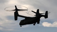Pesawat Bell Boeing V-22 Osprey tilt rotor juga diturunkan selama operasi.