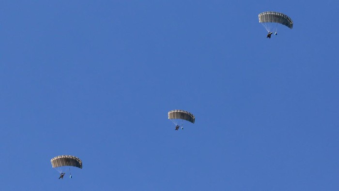 LATIHAN TERJUN TEMPUR CARAT 2022 Prajurit United States Marines Corps (USMC) Reconnaissance melaksanakan Terjun Tempur pada Latihan Coperation Afload Readiness And Training (CARAT) bersama Prajurit Batalyon Intai Amfibi (Yontaifib) Korps Marinir TNI AL di Pusat Latihan Tempur (Puslatpur) Marinir 5 Baluran, Situbondo, Jawa Timur, Minggu (18/12/2022). Latihan bersama pasukan elit Indonesia dan Amerika Serikat yang digelar selama 10 hari itu selain untuk berbagi teknik dan taktik pertempuran juga meningkatkan hubungan militer kedua negara. ANTARA FOTO/Budi Candra Setya/wsj.