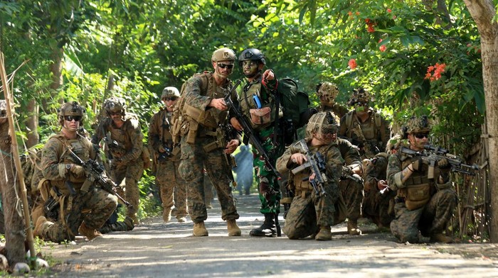 LATIHAN TERJUN TEMPUR CARAT 2022 Prajurit United States Marines Corps (USMC) Reconnaissance melaksanakan Terjun Tempur pada Latihan Coperation Afload Readiness And Training (CARAT) bersama Prajurit Batalyon Intai Amfibi (Yontaifib) Korps Marinir TNI AL di Pusat Latihan Tempur (Puslatpur) Marinir 5 Baluran, Situbondo, Jawa Timur, Minggu (18/12/2022). Latihan bersama pasukan elit Indonesia dan Amerika Serikat yang digelar selama 10 hari itu selain untuk berbagi teknik dan taktik pertempuran juga meningkatkan hubungan militer kedua negara. ANTARA FOTO/Budi Candra Setya/wsj.