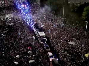 Lautan Manusia Penuhi Buenos Aires Sambut Messi Cs