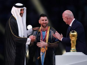Alasan Nyeleneh Sultan Oman Ngebet Beli Jubah Syekh Messi