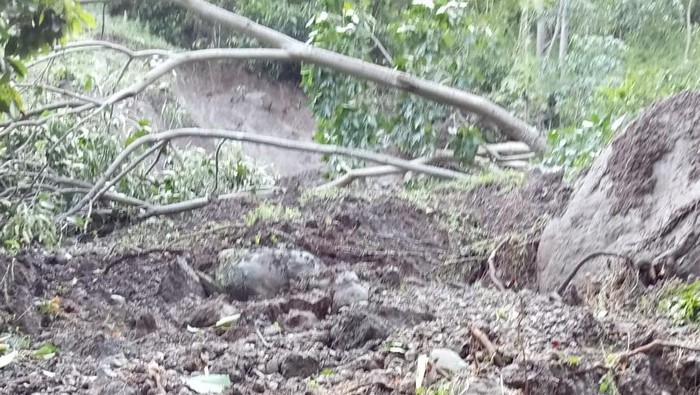 Longsor di Pinrang, Sulsel menutup akses jalan.