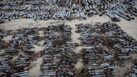 Sampah rudal ini dikumpulkan di sebuah tanah lapang di Kharkiv, Ukraina.