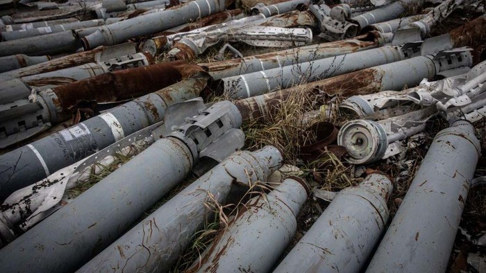 Mengintip 'Kuburan Massal' Sisa Rudal & Roket Rusia di Ukraina KHARKIV, UKRAINE - DECEMBER 18: More than a thousand missiles and rockets fired by Russian forces and collected by the Kharkiv prosecutors office to be included in future war crimes investigations are seen at a cataloguing depot on December 18, 2022 in Kharkiv, Ukraine. Kharkiv, Ukraine's second city, was left without power for hours on Friday after the latest attack by Russia on the region's energy infrastructure. The city's mayor said it suffered