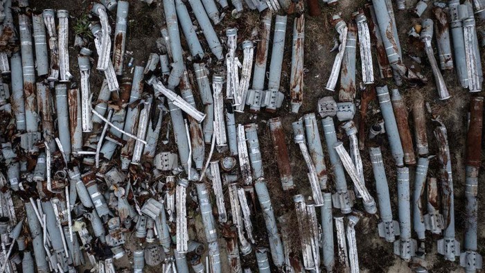 Mengintip 'Kuburan Massal' Sisa Rudal & Roket Rusia di Ukraina KHARKIV, UKRAINE - DECEMBER 18: More than a thousand missiles and rockets fired by Russian forces and collected by the Kharkiv prosecutors office to be included in future war crimes investigations are seen at a cataloguing depot on December 18, 2022 in Kharkiv, Ukraine. Kharkiv, Ukraine's second city, was left without power for hours on Friday after the latest attack by Russia on the region's energy infrastructure. The city's mayor said it suffered