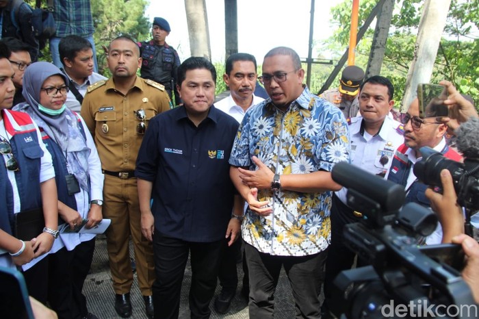 Menteri BUMN Erick Thohir bersama anggota Komisi VI DPR-RI, Andre Rosiade di lokasi Sitinjau Lauik
