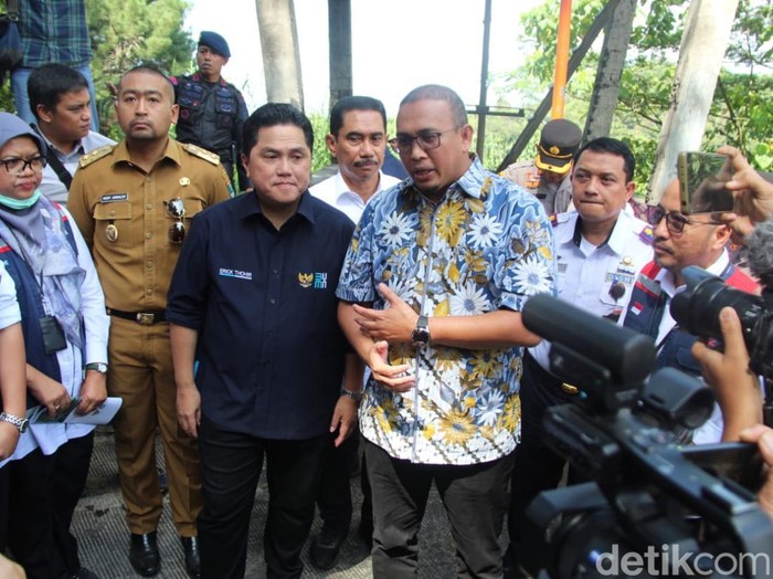 Menteri BUMN Erick Thohir bersama anggota Komisi VI DPR-RI, Andre Rosiade di lokasi Sitinjau Lauik