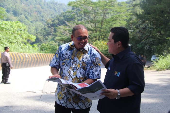 Menteri BUMN Erick Thohir dan Anggota Komisi VI DPR RI asal Sumatera Barat Andre Rosiade meninjau lokasi rencana pembangunan fly over Sitinjau Lauik,