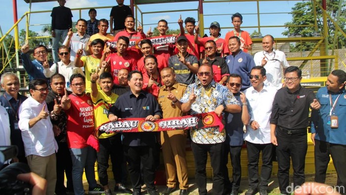 Menteri BUMN Erick Thohir saat bersama pemain Semen Padang FC. (Jeka/detikSumut)