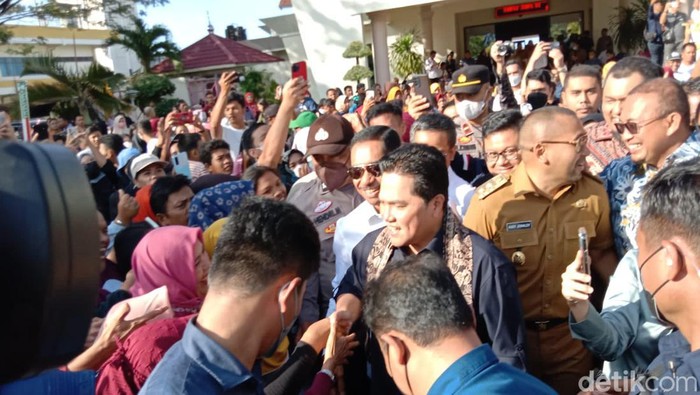 Menteri BUMN Erick Thohir saat tiba di Ranah Minang (Jeka Kampai/detikSumut)