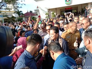 Spanduk Erick Thohir for President Sambut Kedatangan Menteri BUMN di Sumbar