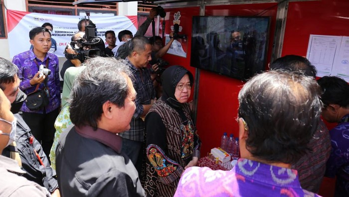 Menteri Sosial Tri Rismaharini mengecek kesiapan instalasi pengolahan air terpadu untuk 200 KK di Kamasan, Klungkung, Selasa (20/12/2022). (Agus Eka)