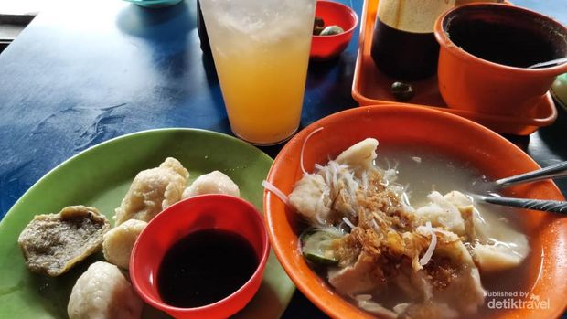 Lezatnya semangkok tekwan model, sepiring pempek, dan segelas es jeruk di Kampung Pempek