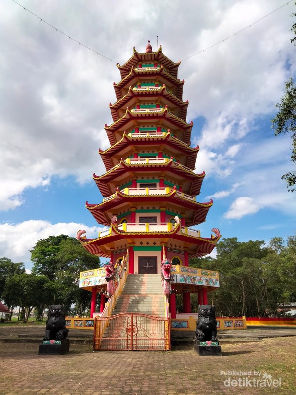 Puncak Pagoda menembus langit