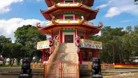 Puncak Pagoda menembus langit