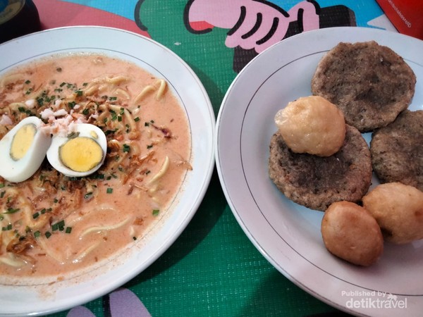 Menikmati mie celor dan berbagai jenis pempek untuk makan siang