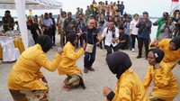 Zulhas juga tak sungkan menyebut bahwa keberagaman dan kerukunan yang ada di Fakfak ini adalah kekuatan. Barter dahulu dalah faktor utama penggerak ekonomi, masyarakat pesisir dengan hasil lautnya, akan bertukar dengan masyarakat pegunungan dengan hasil pertaniannya. Dalam prosesnya ada bahkan ada pertukaran budaya yang rukun dan damai.