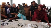 Dalam kesempatan ini, Zulhas juga meninjau Pasar Sosar Distrik Kokas. Zulhas sempat berdialog dengn para pedagang pasar yang rata-rata menjual hasil bumi dan hasil laut.