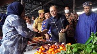 Sejumlah pedagang menyampikan aspirasi agar pasar Sosar yang terletak dipinggir pantai tersebut dibangun agar lebih modern.
