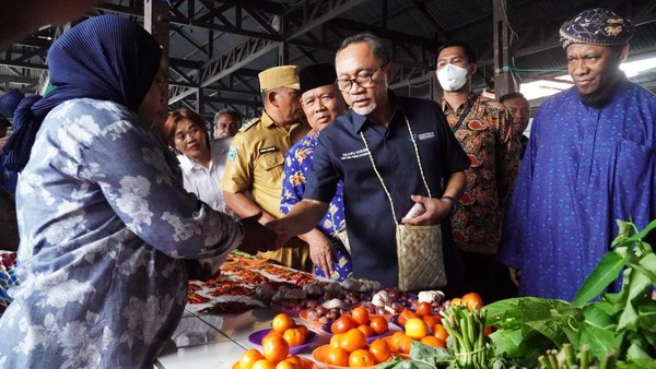 Momen Zulhas Coba Tradisi Barter di Fakfak