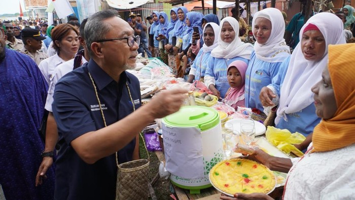 Menteri Perdagangan Zulkifli Hasan sempat berkunjung ke Distrik Kokas dan menghadiri Festival Budaya Bahari Teluk Berau, Selasa (20/12).