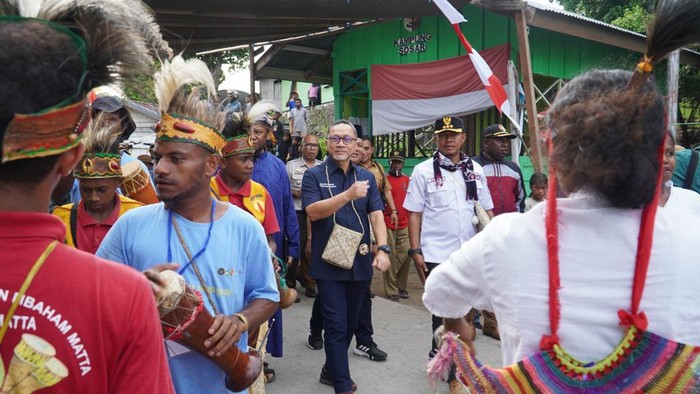Menteri Perdagangan Zulkifli Hasan sempat berkunjung ke Distrik Kokas dan menghadiri Festival Budaya Bahari Teluk Berau, Selasa (20/12).