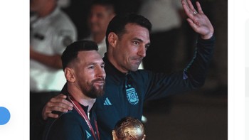 Lionel Messi dan Lionel Scaloni menyapa saat mendarat di Buenos Aires dengan trofi Piala Dunia. Foto: Twitter