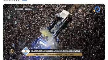 Jam menunjukkan pukul 03.38 di Buenos Aires, tapi warga memadati jalanan menyambut juara Piala Dunia mereka. Foto: Twitter