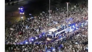 Pada pukul 4 dinihari, jalanan Buenos Aires dipenuhi dengan fans yang ingin melihat sekilas Messi dan Argentina tiba di rumah, cetus akun ini. Foto: Twitter