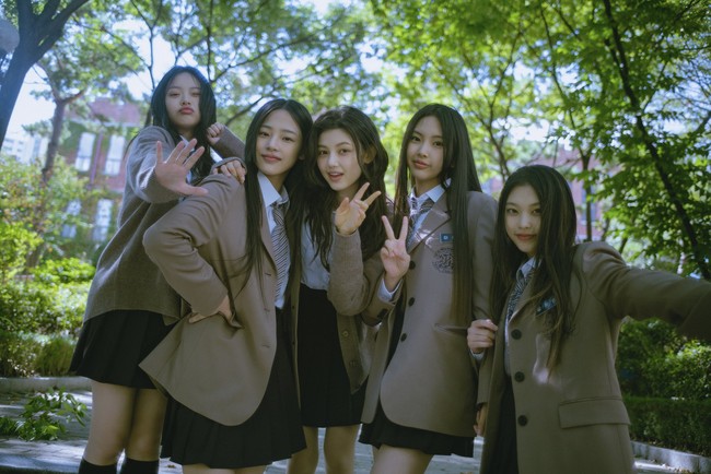 Grup KPop NewJeans sukses membuat penggemar KPop kecanduan dengan lagu debutnya Attention hingga Hype Boy. Kini NewJeans merilis lagu terbaru Ditto, yang mencuri atensi dengan video klipnya. Foto: dok. HYBE