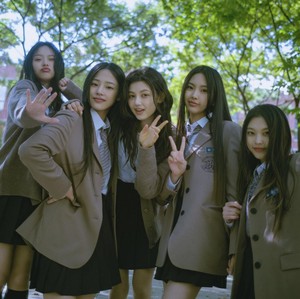 7 Gaya NewJeans di Ditto Bikin Nostalgia, Pakai Seragam SMA Vintage Korea