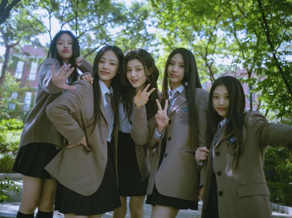 7 Gaya NewJeans di Ditto Bikin Nostalgia, Pakai Seragam SMA Vintage Korea