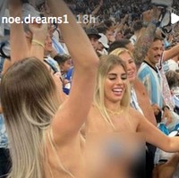 Ada pemandangan yang bikin kaget saat Argentina menang di Piala Dunia 2022 di Qatar. Ada dua wanita yang topless sambil bersorak-sorak di tribun Stadion Lusail, Doha, Qatar. Foto: dok. Instagram/@noe.dreams1