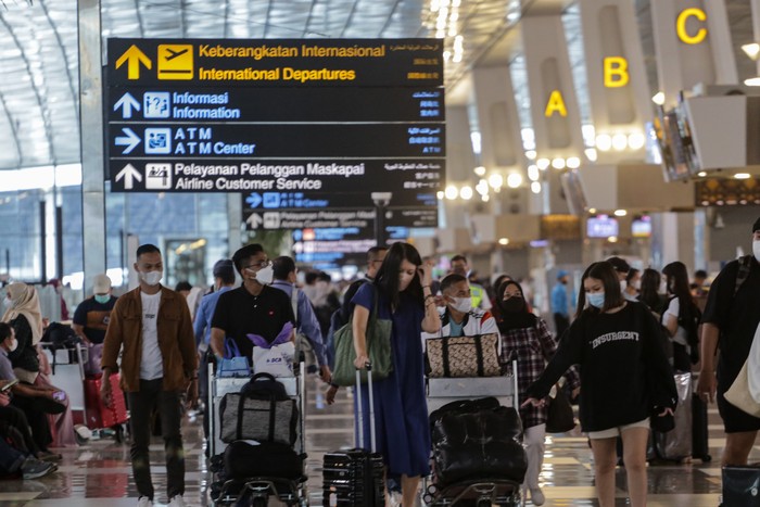 Seorang bocah berjalan di dekat dekorasi Natal di Terminal 3 Bandara Soekarno Hatta, Tangerang, Banten, Selasa (20/12/2022). Jelang Hari Raya Natal, sejumlah titik di Bandara Internasional Soekarno Hatta didekor dengan nuansa Natal agar menjadi daya tarik sendiri bagi pengunjung. ANTARA FOTO/Fauzan/wsj.